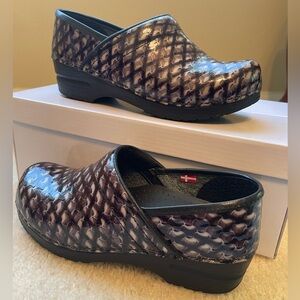 Sanita size 37 women’s work clog